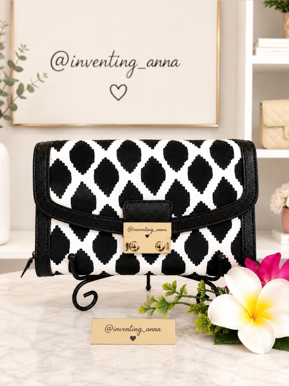 VERA BRADLEY Black/Cream Geometric Wristlet Pebbled Leather Trim Gold Hardware